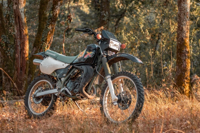 Kawasaki KMX 125 dans l'herbe seche