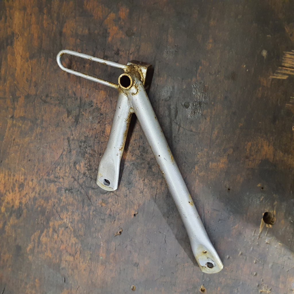 Support de repose-pied passager arrière gauche occasion — Honda NX 125 Transcity