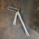 Support de repose-pied passager arrière gauche occasion — Honda NX 125 Transcity