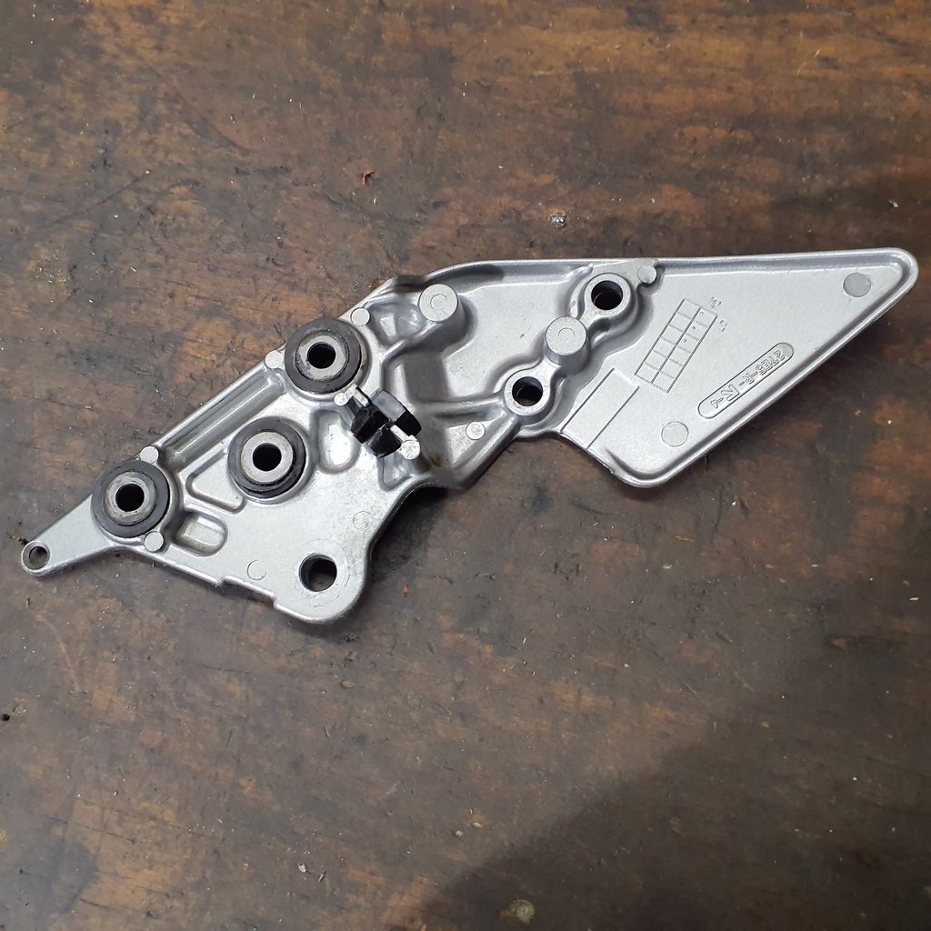 Platine de repose-pied pilote droite occasion — Suzuki GSF 600 Bandit