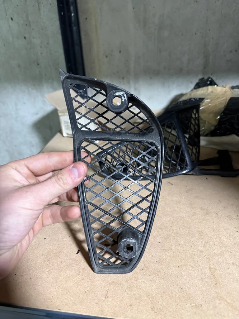 grille sous reservoir + pattes de fixation occasion — Honda XL 600 RM