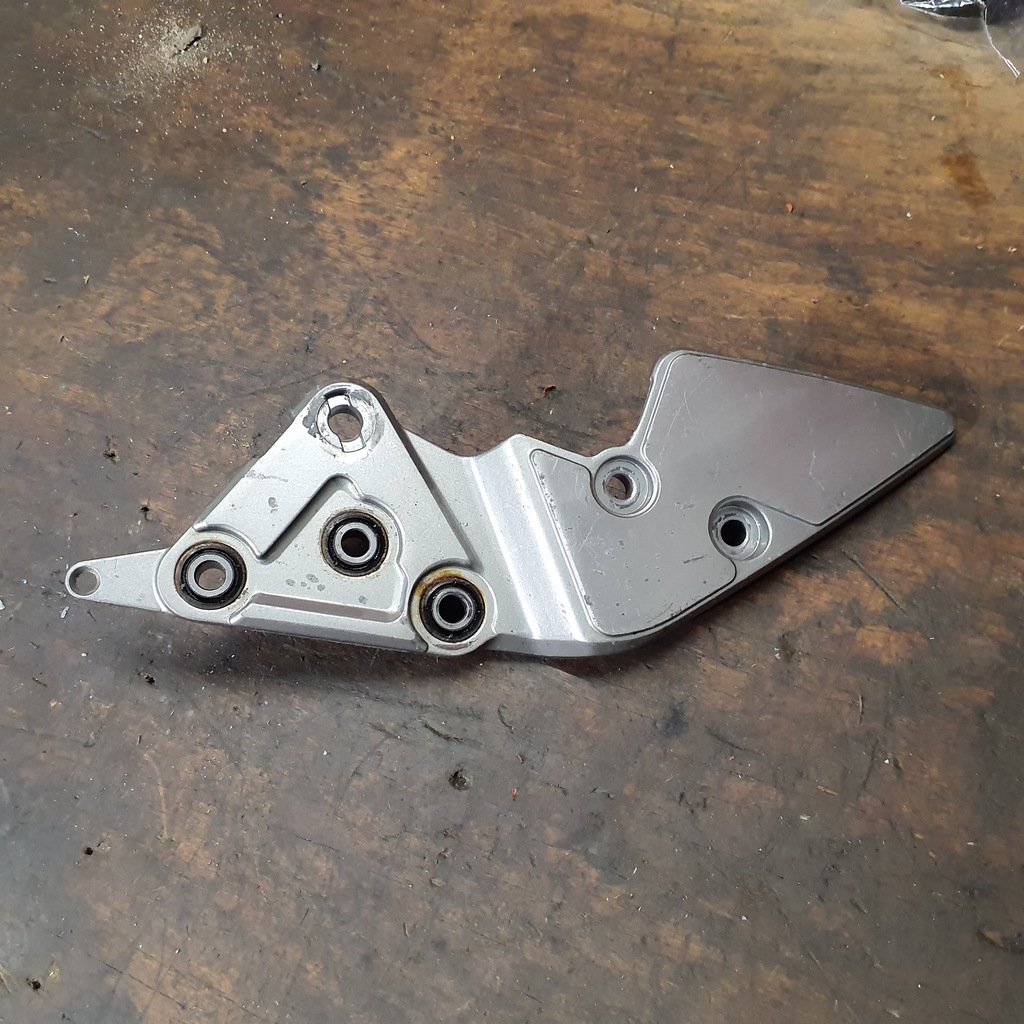 Platine de repose-pied pilote droite
