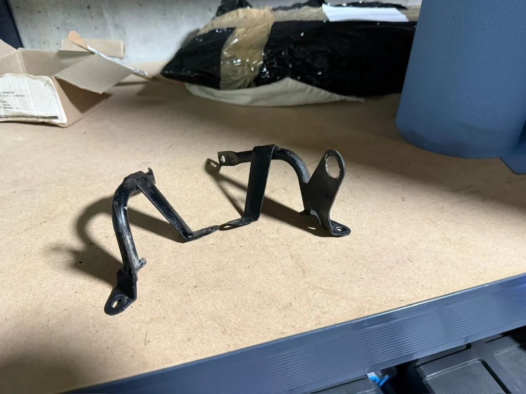 grille sous reservoir + pattes de fixation