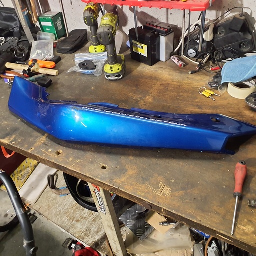 Flanc de carénage arrière gauche occasion — Suzuki GSF 600 Bandit