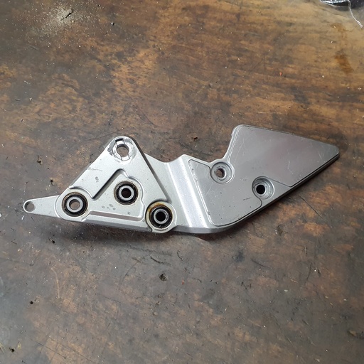 Platine de repose-pied pilote droite occasion — Suzuki GSF 600 Bandit